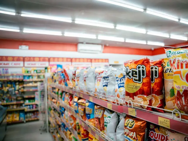 Renkli cips ve atıştırmalık reyonu