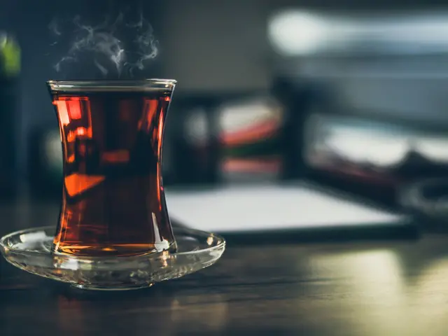 Buğulanan ince belli çay bardağı