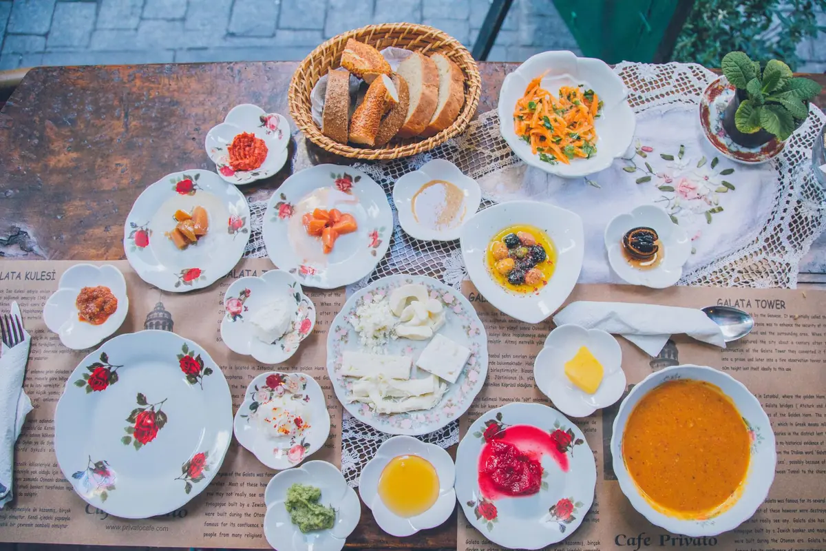 Peynir, zeytin, bal ve reçelin bir arada olduğu serpme kahvaltı sofrası