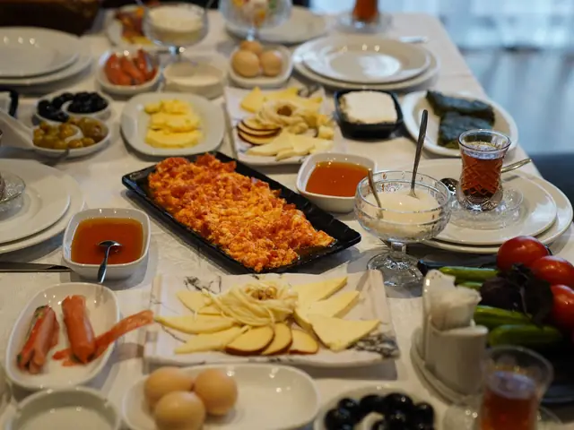 Zengin bir Türk kahvaltısı sofrası