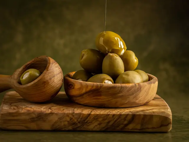 Ahşap kâsede yeşil ve siyah zeytin çeşitleri