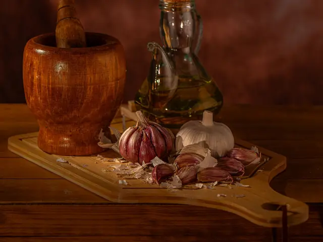 Cam şişede sızma zeytinyağı, sarımsak ve havanla